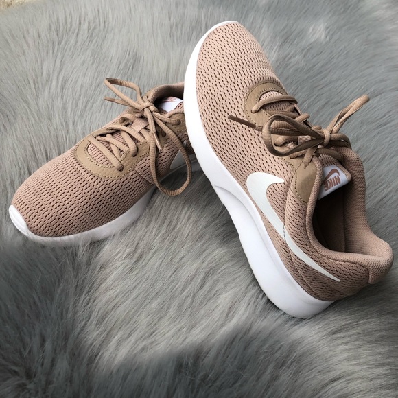 nike tanjun nude